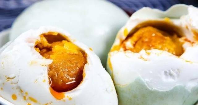 剥掉壳来看可以吸引众多人,咸鸭蛋这类美味可口下饭菜的东西,在我们家