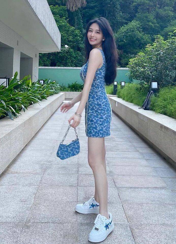 邱淑贞二女儿沈日罕见曝光圆脸黑皮不及姐姐沈月貌美