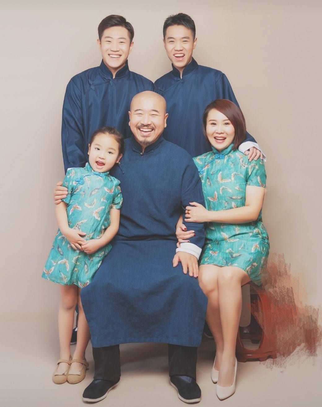 脸胖嘟嘟头发乌黑浓密,被指像翻版刘能_王亮_李琳_孩子