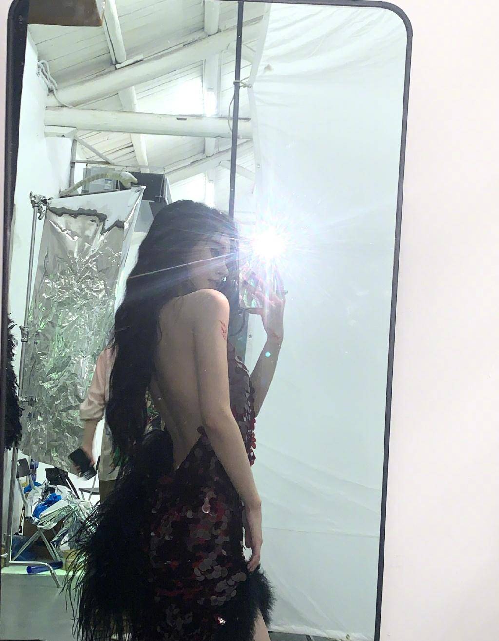 人气女星鞠婧祎生日,大媒也为她庆生,自发时尚可爱照回馈粉丝