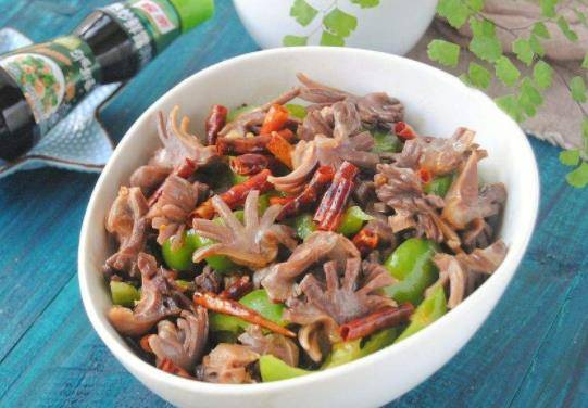 第三步,再横切片,切好放置盘里第二步,鸭肾清洗干净,从中间切开,取