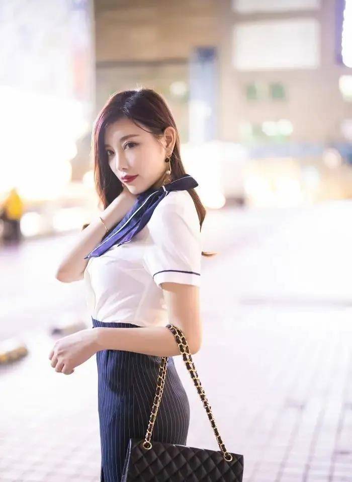 原创美女衬衫搭配半身裙显得又高又瘦温柔又非常女性化