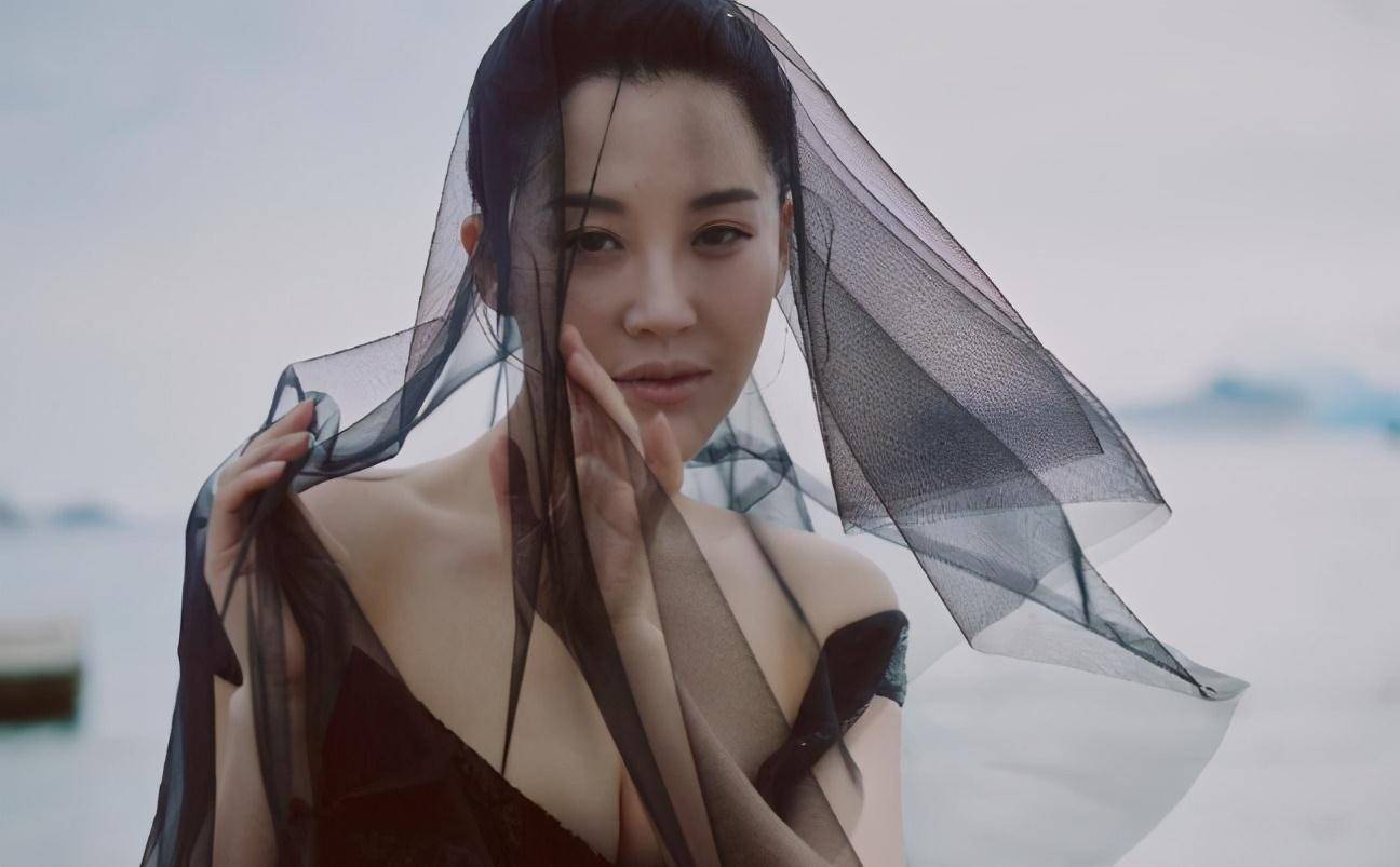 原创51岁许晴身材饱满颜值超美娇美得宛如少女