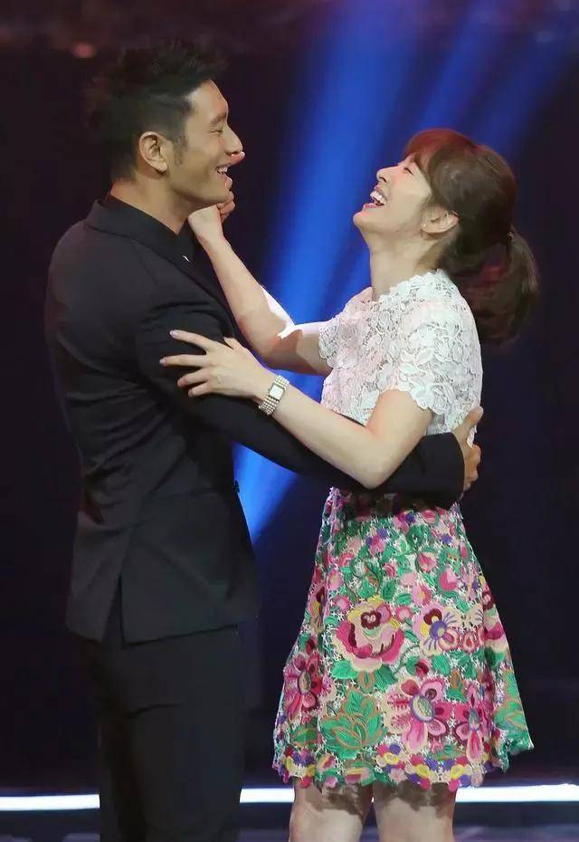 原创黄晓明宋慧乔热辣写真曝光眼神说明一切baby杨颖危机感爆棚