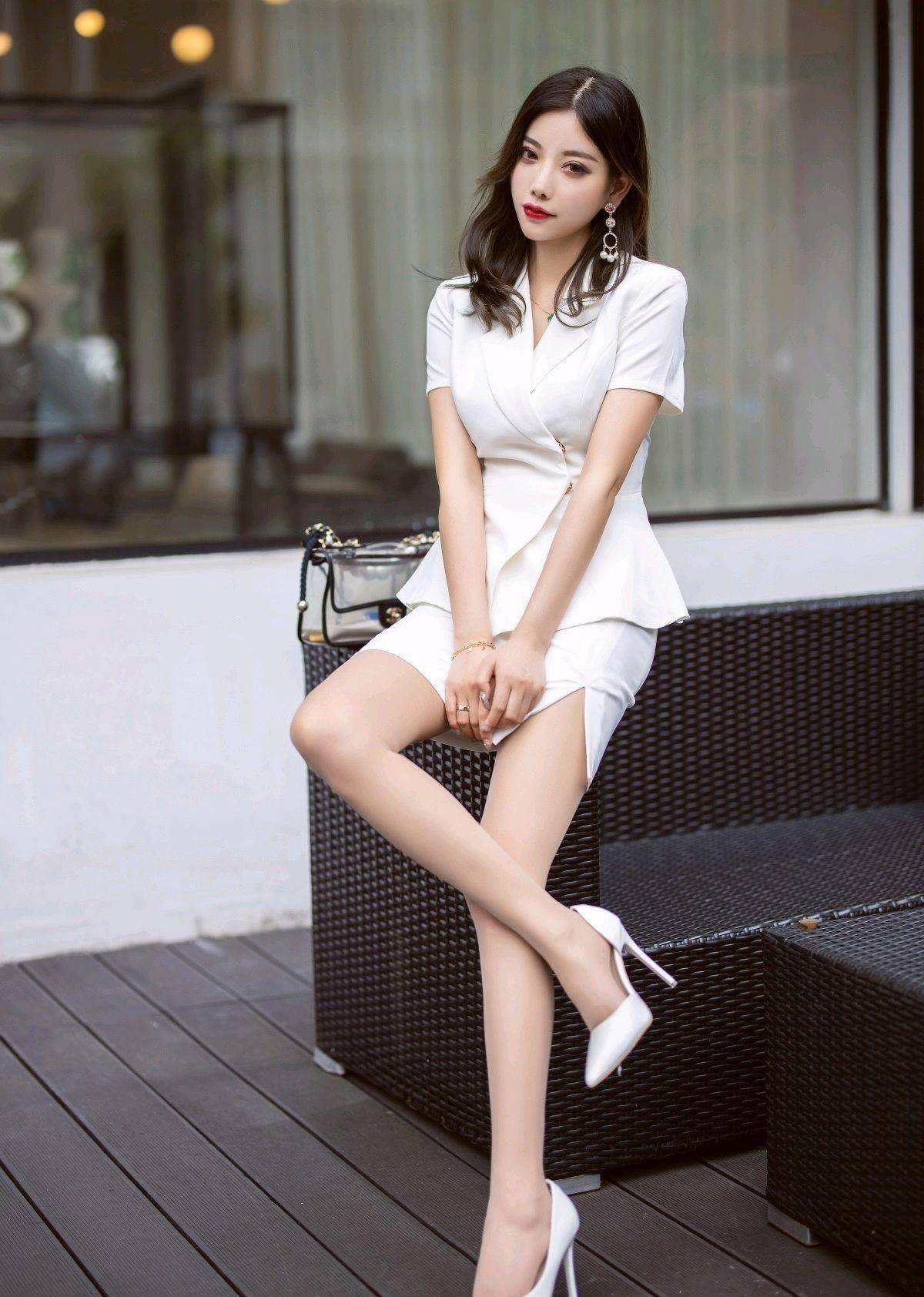 原创美女白色套裙搭配白色高跟鞋与包包真正地把白色发挥到了淋漓尽致