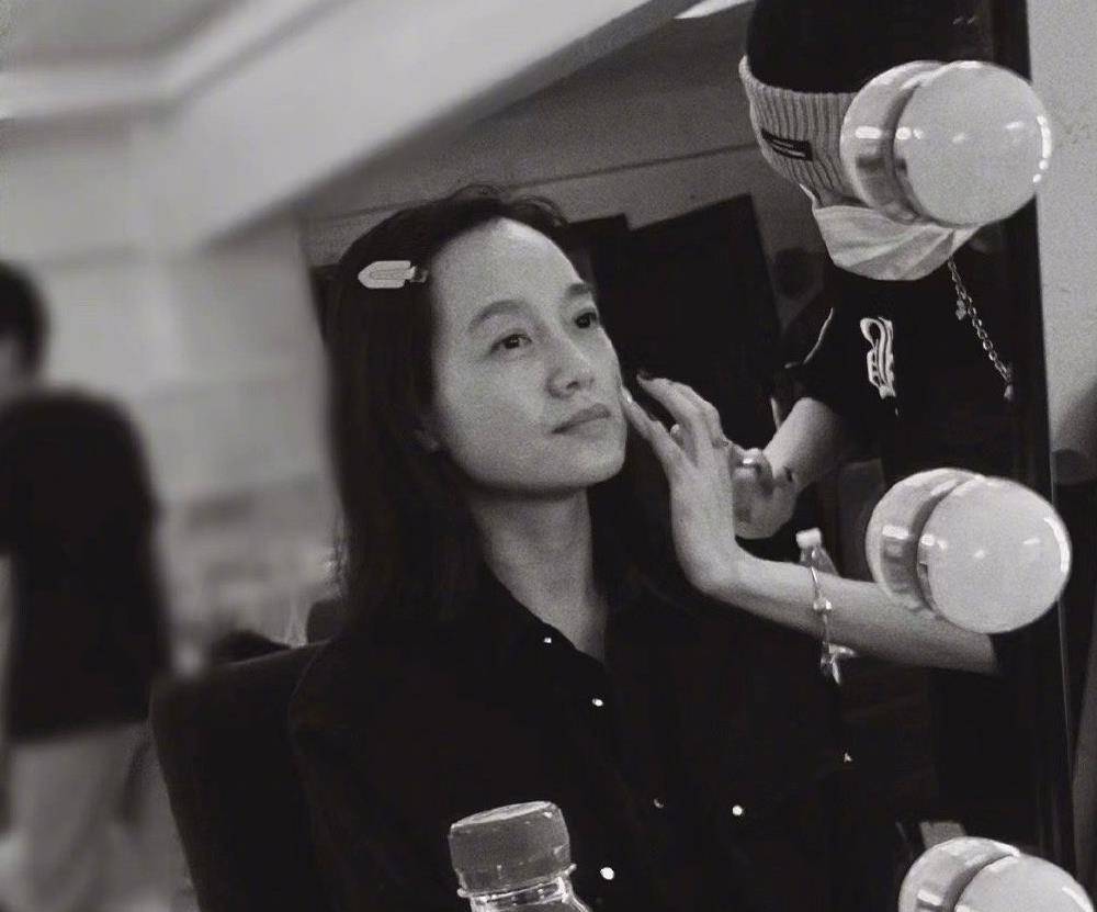 原创40岁朱丹近况曝光脸胖一圈口红遮不住唇纹分享带娃日常引争议