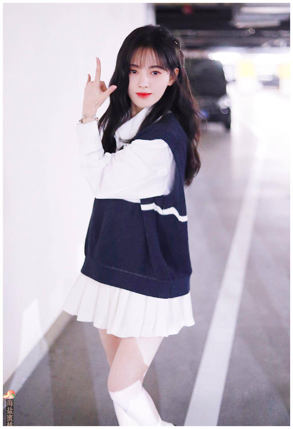 原创鞠婧祎身高只有159cm只是靠一条百褶裙居然秒变腿精