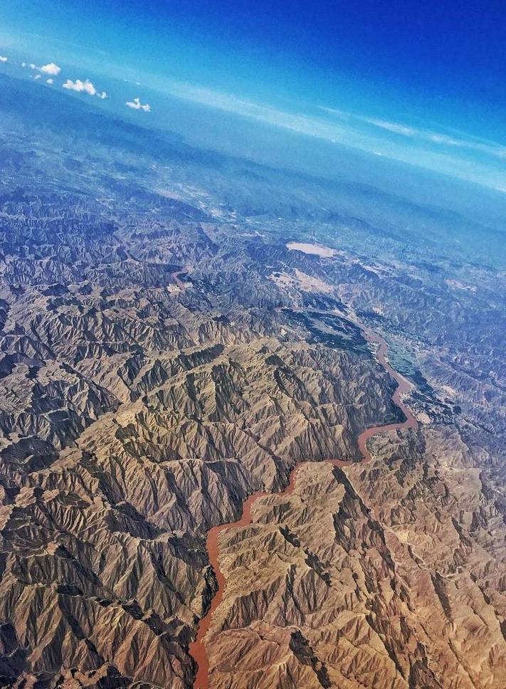 的西南部与青藏高原,甘南高原相邻,盆地内部有大夏河,洮河等河流贯穿