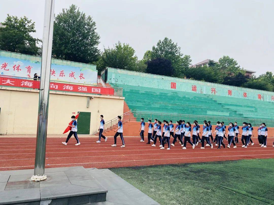 青岛城阳第十一中学举行"面朝大海,向海强国"升旗仪式