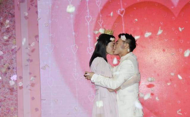 原创奚梦瑶发文回应何猷君求婚未来有你请多关照