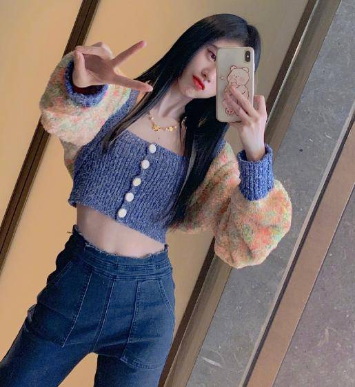 鞠婧祎穿jk裙景区游玩,没有了美颜滤镜的加持,这状态确定26岁?