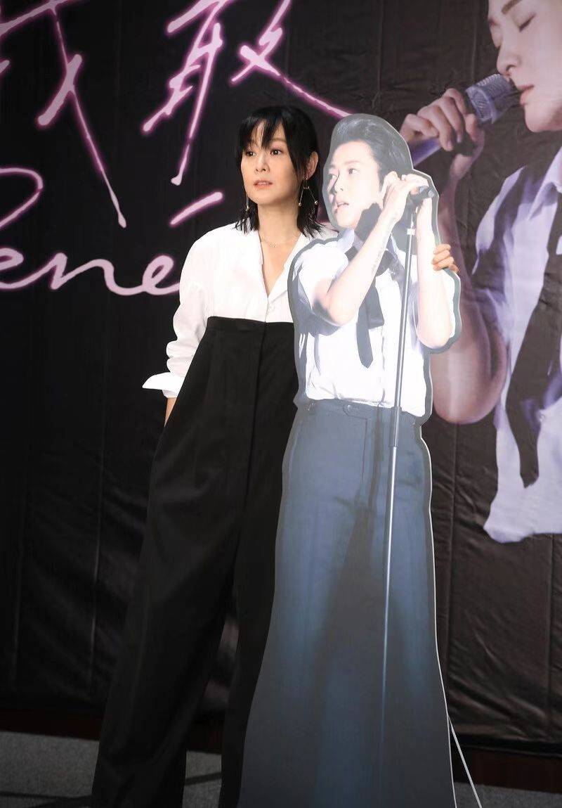 刘若英为显腿长太拼,裤腰提到胸口,没有腰身比例也尴尬_造型_服装