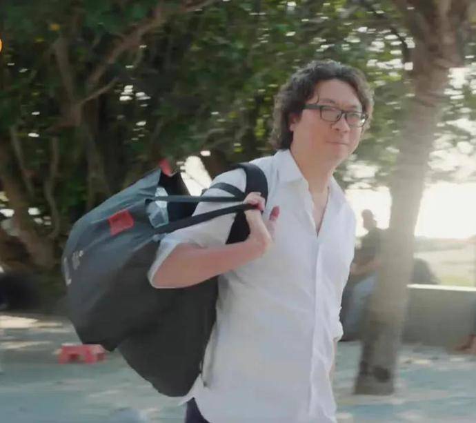 都是拉着行李箱,穿的很休闲,只有许知远拿着个黑包,穿着人字拖,穿着