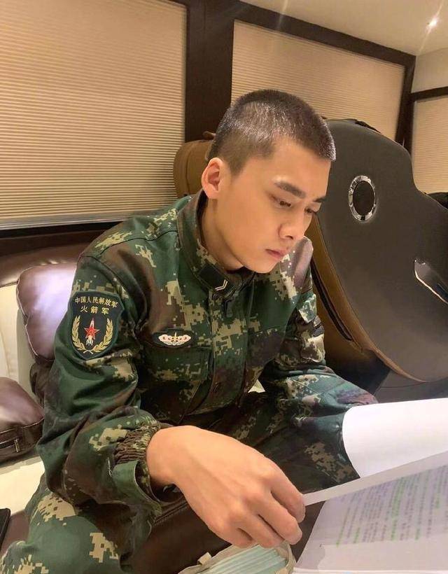 一身迷彩装,睫毛又长又密侧颜生图超抗打_电视剧_军人_题材