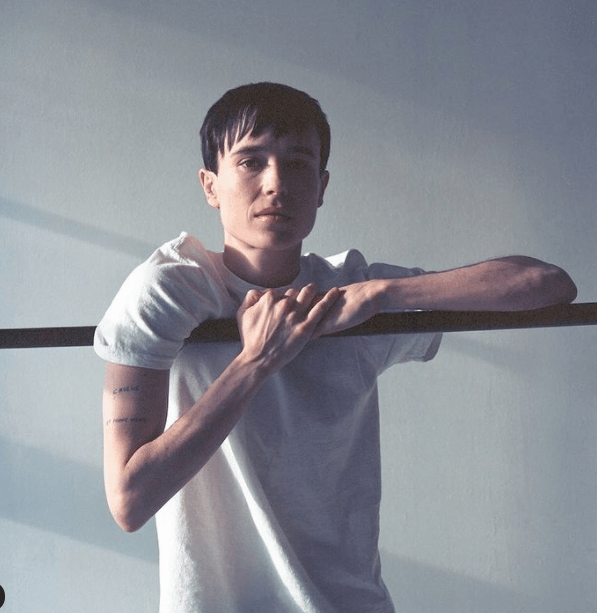 女星做变性手术后,晒泳裤照秀腹肌,网友:不男不女_艾伦·佩吉_男人