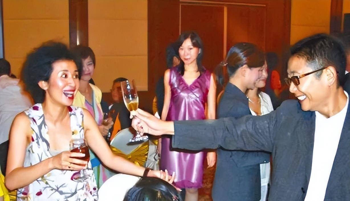 俞峥:陈百强,许晋亨之后,何超琼13年之密友,到底是什么来头?