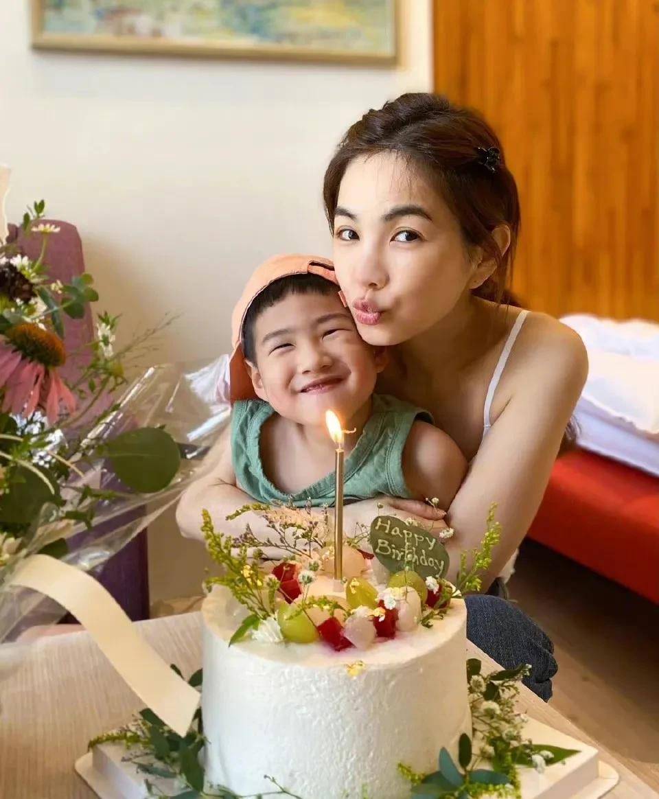 she姐妹为陈嘉桦庆生,她感动大哭,姐妹三人合照好有爱_生日_儿子