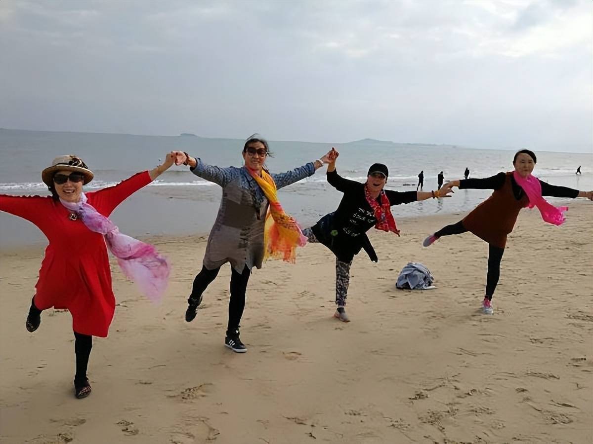 几百元的老年旅行团,包吃包住还送礼物,旅行社是如何从中谋利_玉石_骗局_旅游