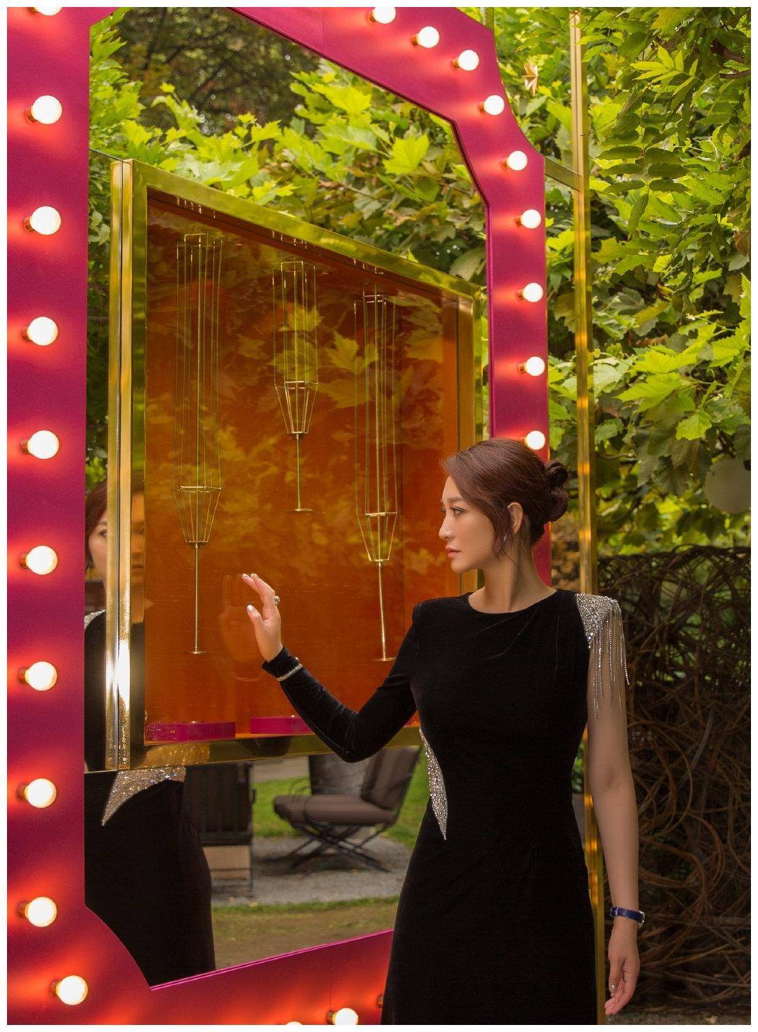 李小冉出席活动一袭丝绒裙配新发型眼神凌厉43岁美得霸气