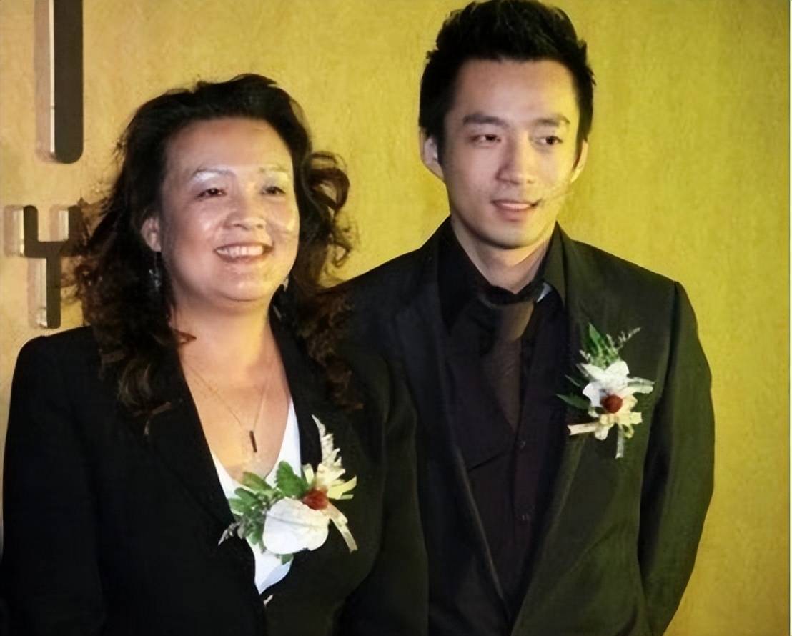 张兰称汪小菲为爱新觉罗的后代谁能通知张兰一下大清已经亡了