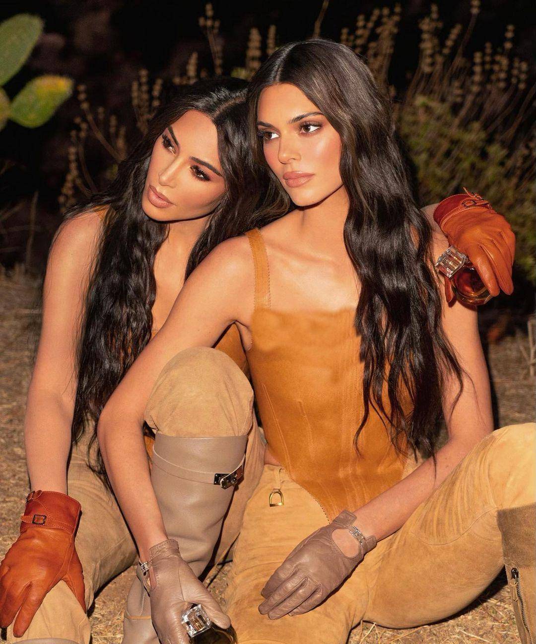 原创卡戴珊五朵金花同框比美个个穿紧身衣秀身材三姐阿凡达风惹眼