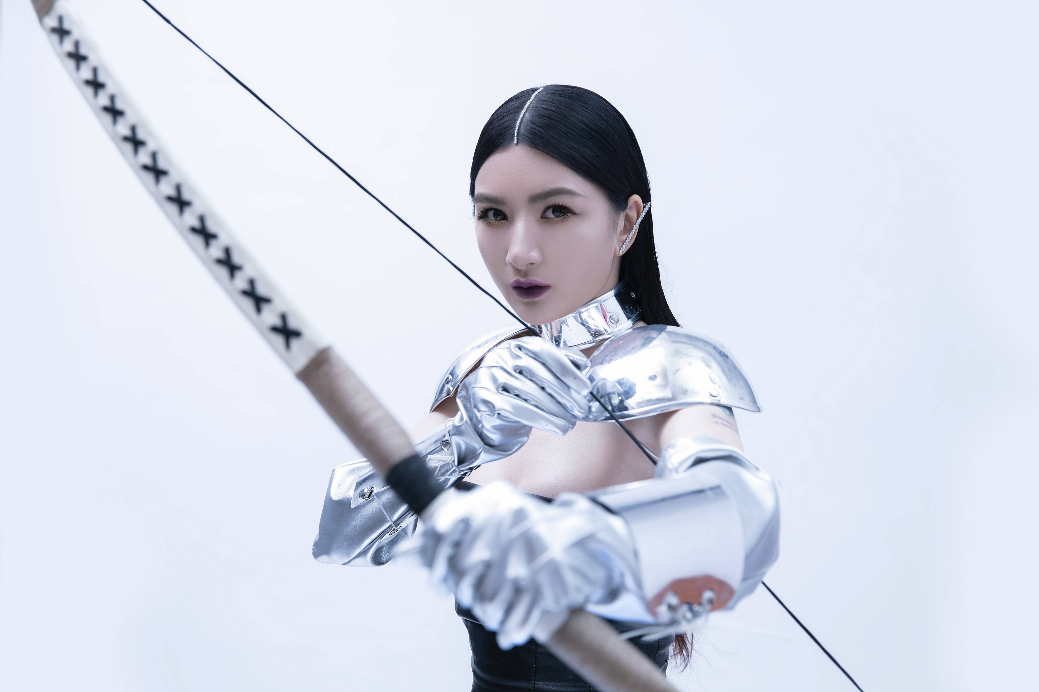 形象变化较大,但依旧性感如初,她化身女战士,一出场就惊艳四射