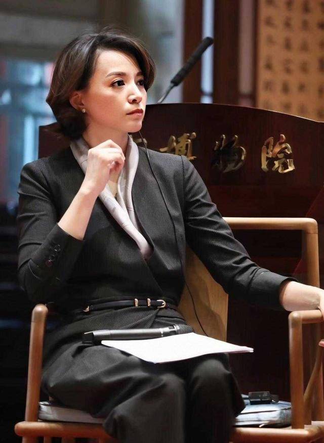 董卿的每套穿搭都大方得体这次穿驼色大衣内搭西装亮相美腻了