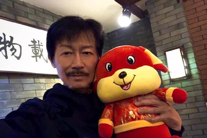 原创68岁小胡子陈勋奇近照曝光面容苍老身形消瘦晚年痛失爱女