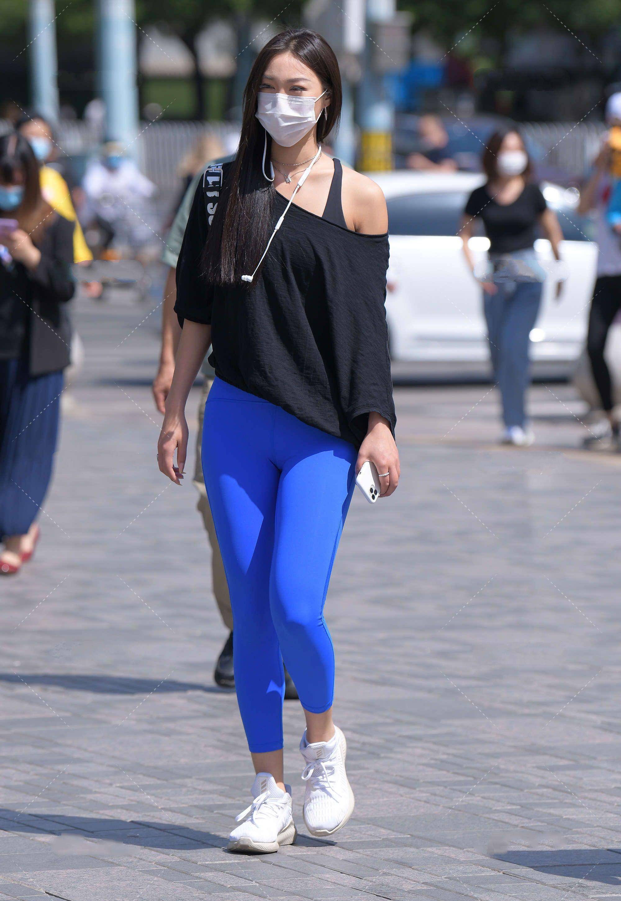 原创亮蓝色九分裤穿搭从颜色上为整体风格增添色彩独特又美丽