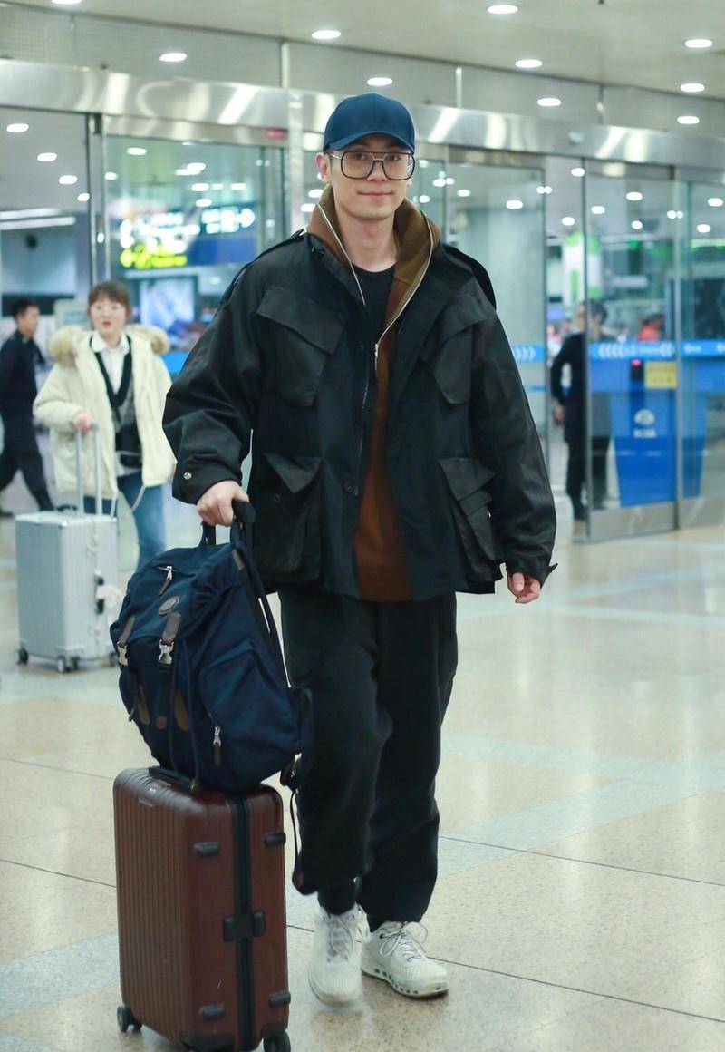 朱亚文清爽走机场,海魂衫配派克大衣,35岁穿出清新少年感_气质_时尚