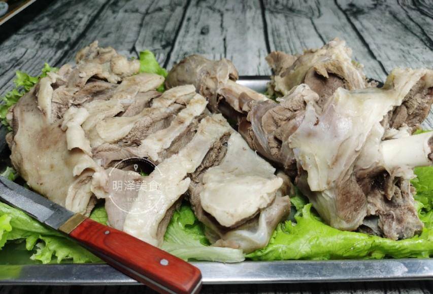 原创煮手把肉时只放一把盐羊肉鲜嫩不腻搭配韭菜花食用味道真好