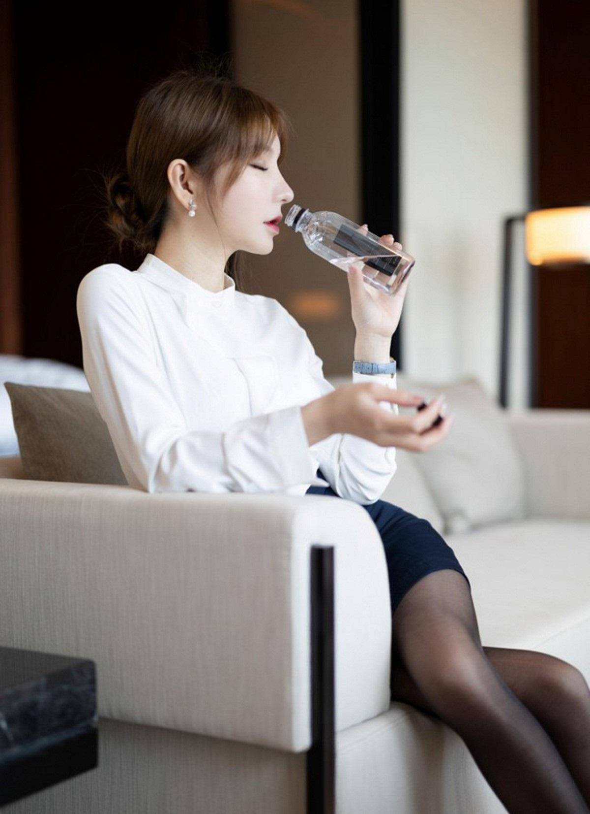 气质优雅干练,一身职业装一样美丽出众,有着女王范_职场_时尚_美女