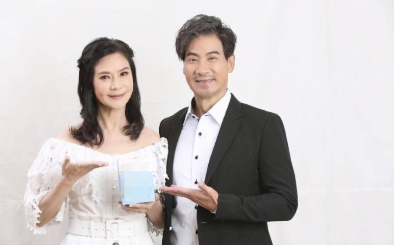 原创58岁翁家明罕见晒与俞小凡同框照甜蜜表白爱妻风景美人更美