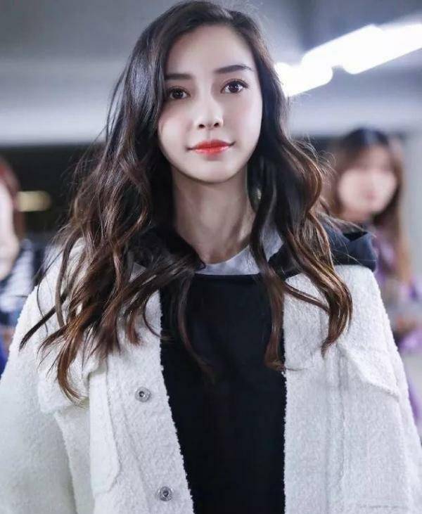 原创angelababy拍瑞丽封面雀斑妆配连衣裙青春感十足