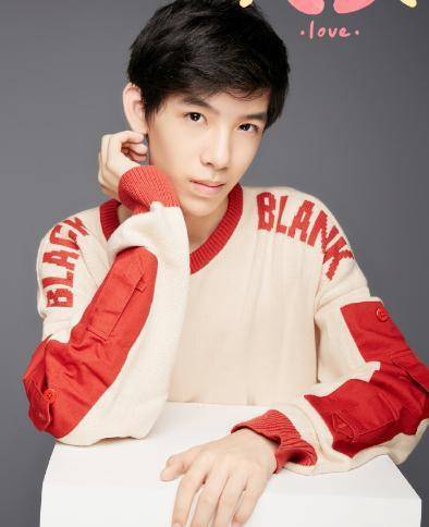 原创靠扮演众多男神的童年出道15岁被身高限制只能自己演男神了