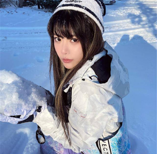 国外著名演员蹭她热度,还发红心表达爱意_周姐_深田_解说