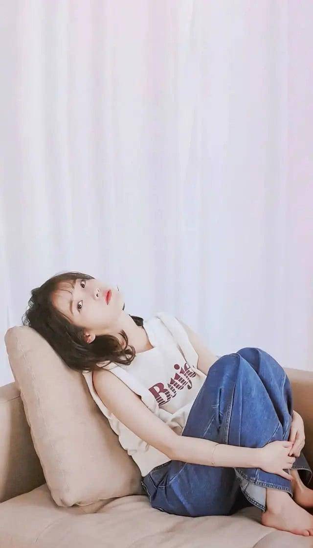 iu社交平台晒美照湿发造型真的很撩人私服穿搭也是非常甜美