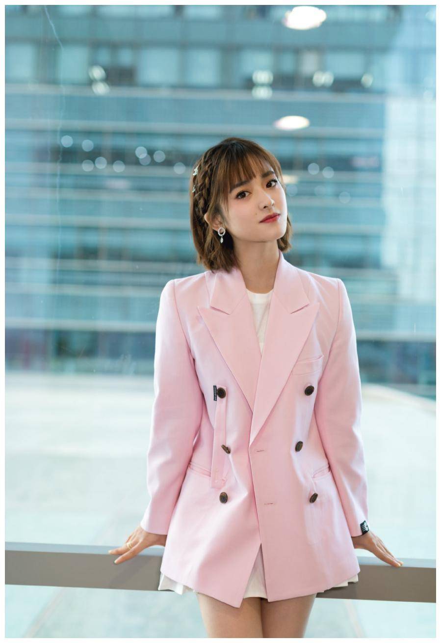 沈月身穿不同风格西装造型一套温柔甜美一套成熟精致真好看