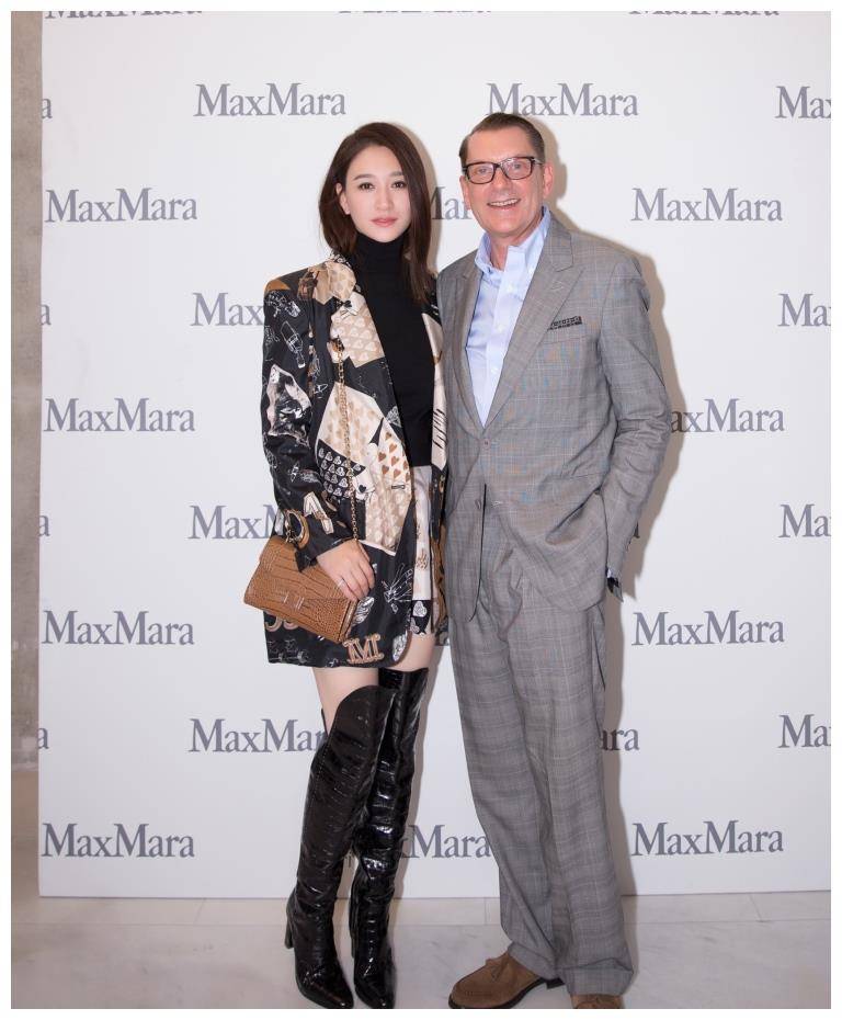 李小冉难得这么高调 穿印花西装搭配长筒靴 43岁美得让人认不出 靴子 外套 穿着 李小冉难得这么高调 穿印花西装搭配长筒靴 43岁美得让人认不出 靴子 外套 穿着