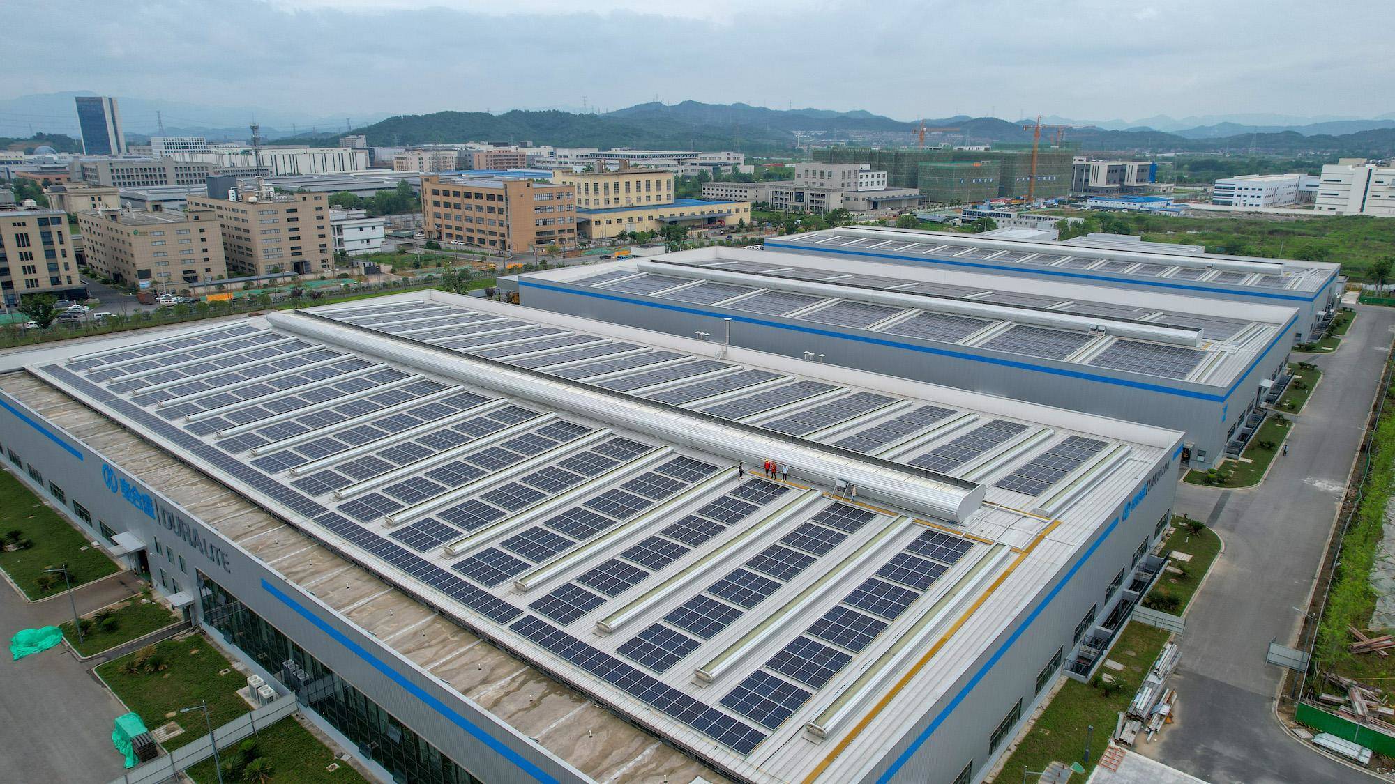 (在德清县泰合盛新材有限公司,屋顶太阳能光伏板为助企纾困,绿色低碳
