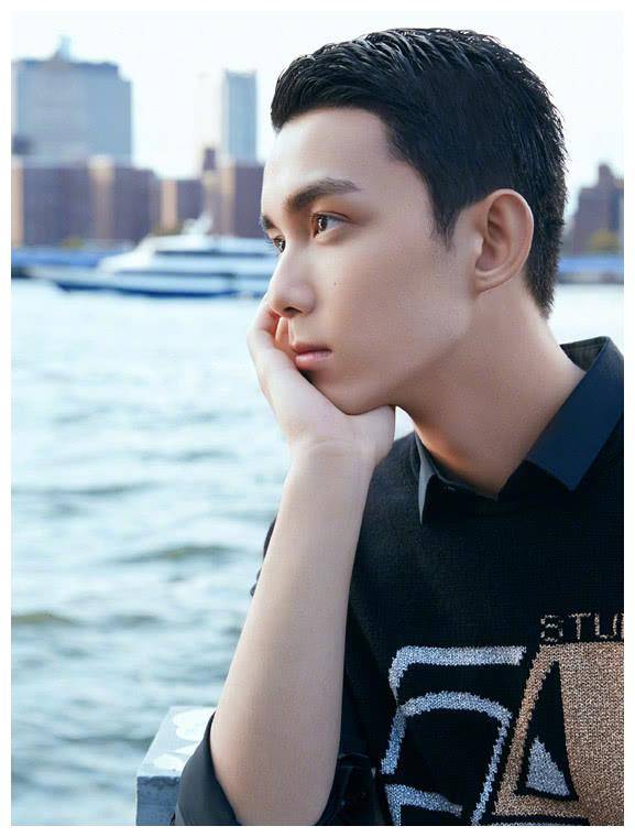 原创吴磊现身纽约做了一款斜偏分油头发型这才是成熟又帅气