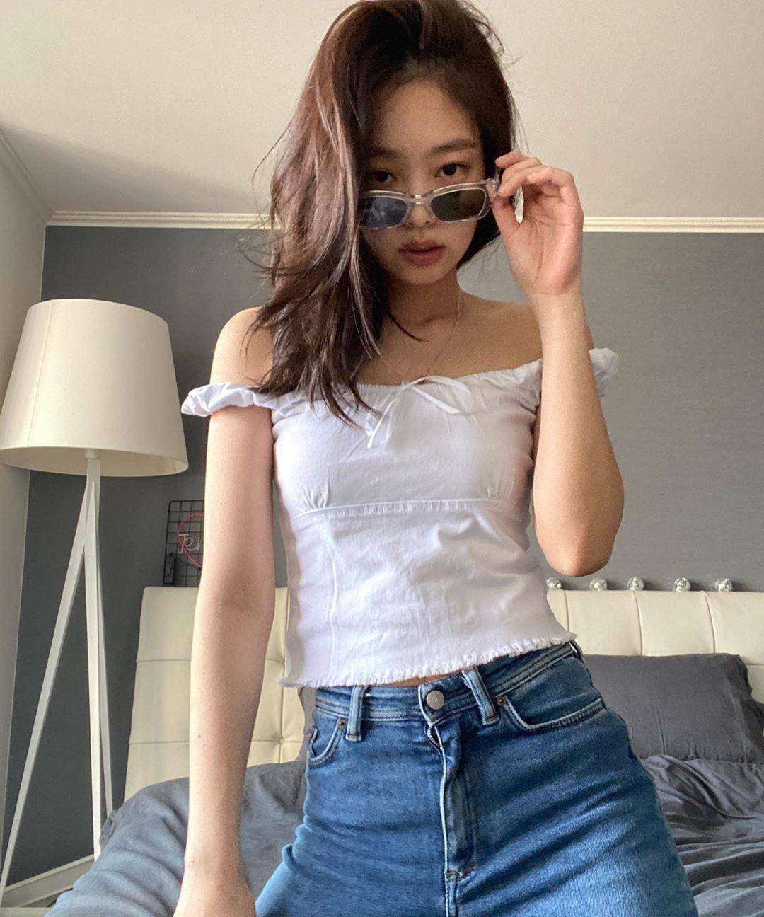 原創jennie連更私服照曝光臥室自拍秀長腿人美就是敢隨心所欲