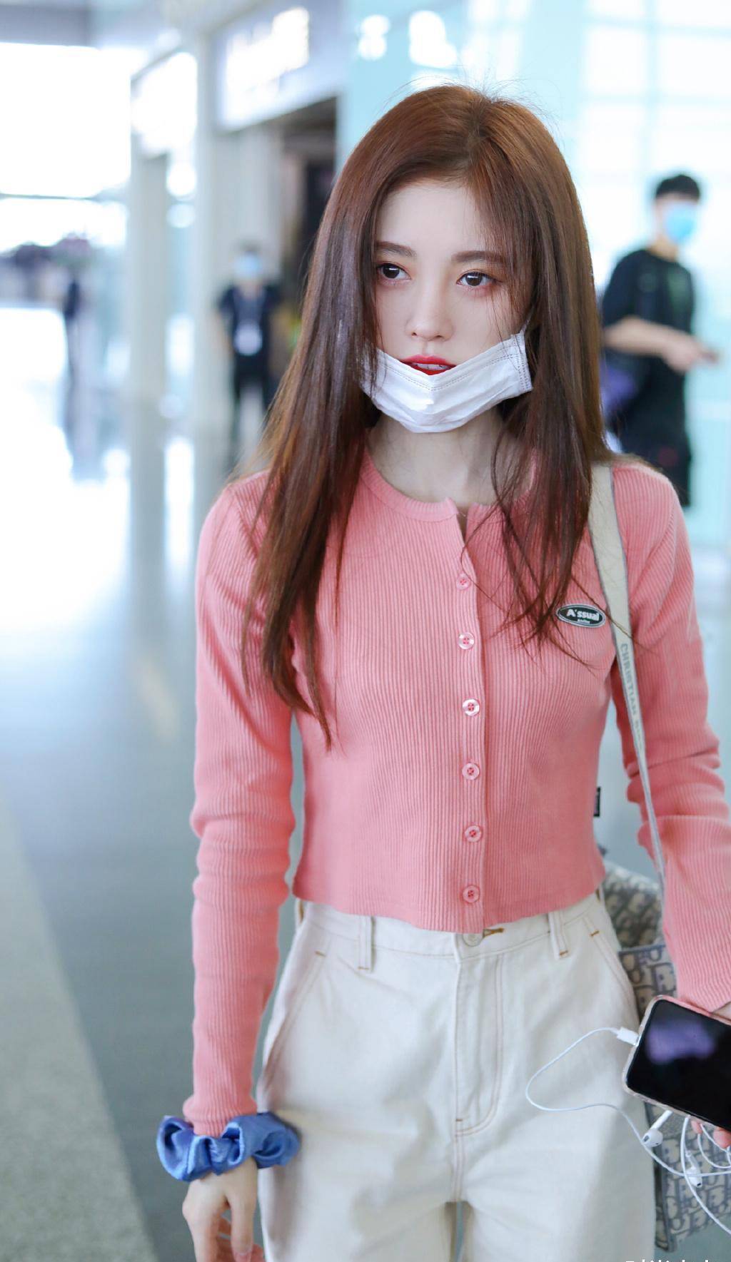 鞠婧祎机场穿搭粉红色图片