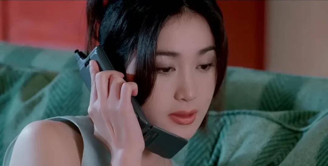 1997年,31岁的温碧霞和古天乐共同主演了tvb经典武侠剧《圆月弯刀》.