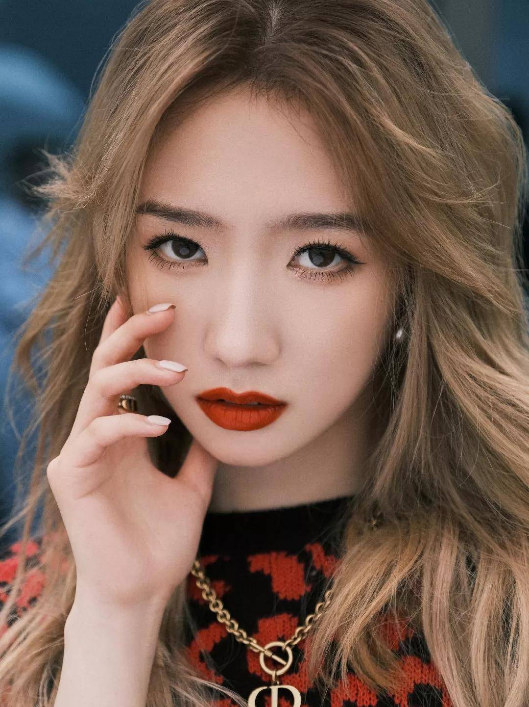 金发女神孟美岐烈艳蓝金锁色唇釉的多变迷人,定格每一个魅力瞬间_舞蹈