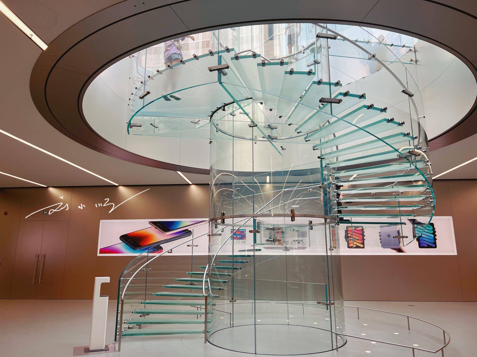 实拍重庆苹果专卖店,靠近解放碑,入口很有特色,楼梯还是半透明_自营