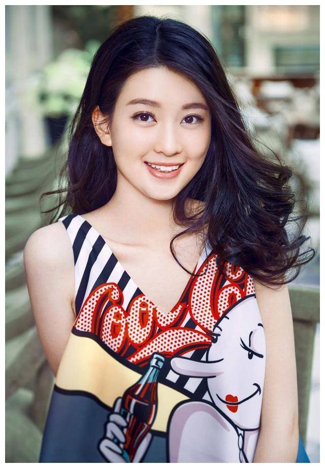 原创乔欣卫衣加牛仔裤现身机场像18岁少女