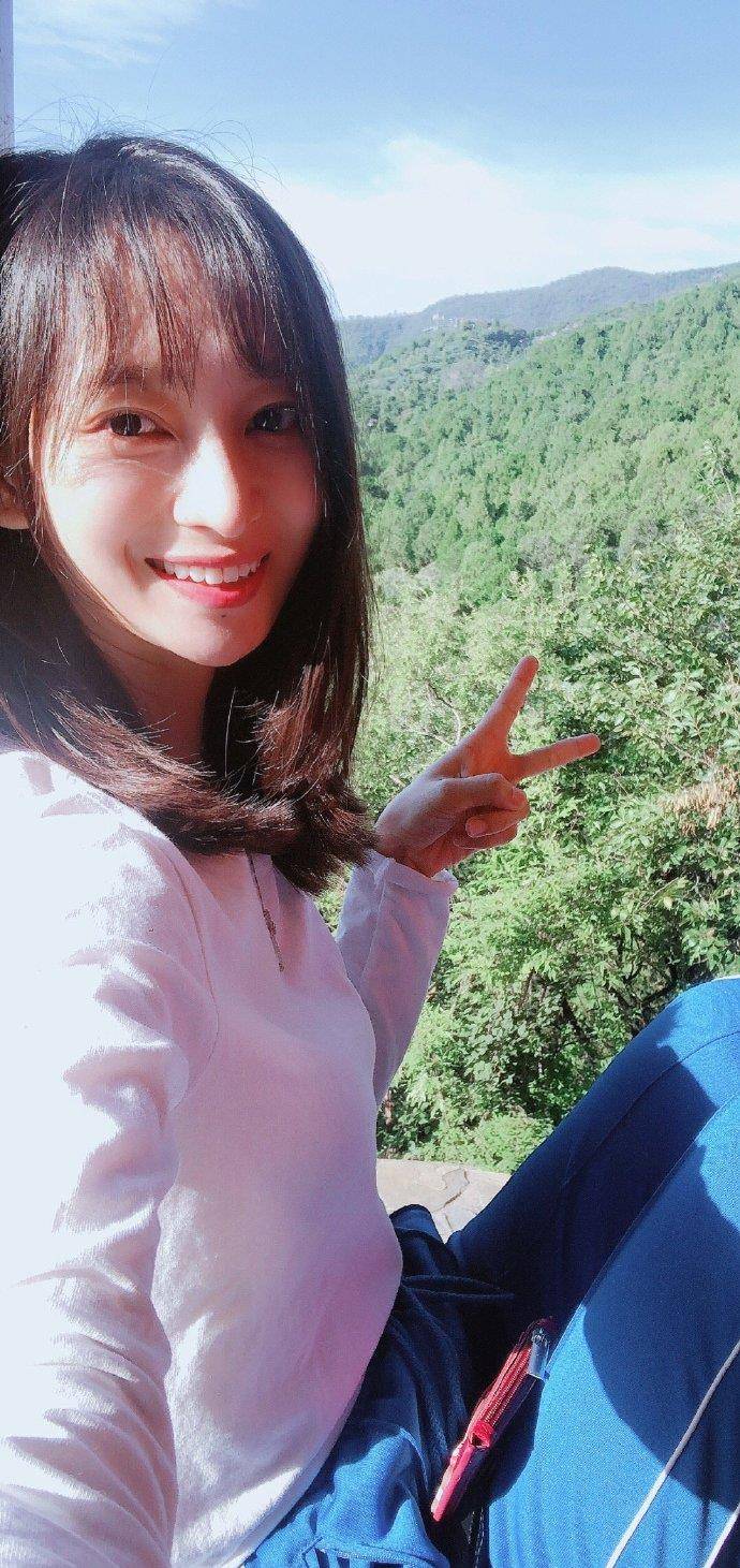 王治郅29岁妻子周蕾近况,笑容温暖很自信,外出不见大郅身影_香山_婚姻