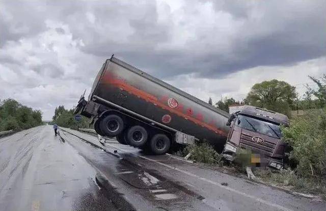 江西上蓮高速一油罐車發生側翻6月13日14時30分,一輛裝載餐用廢油的