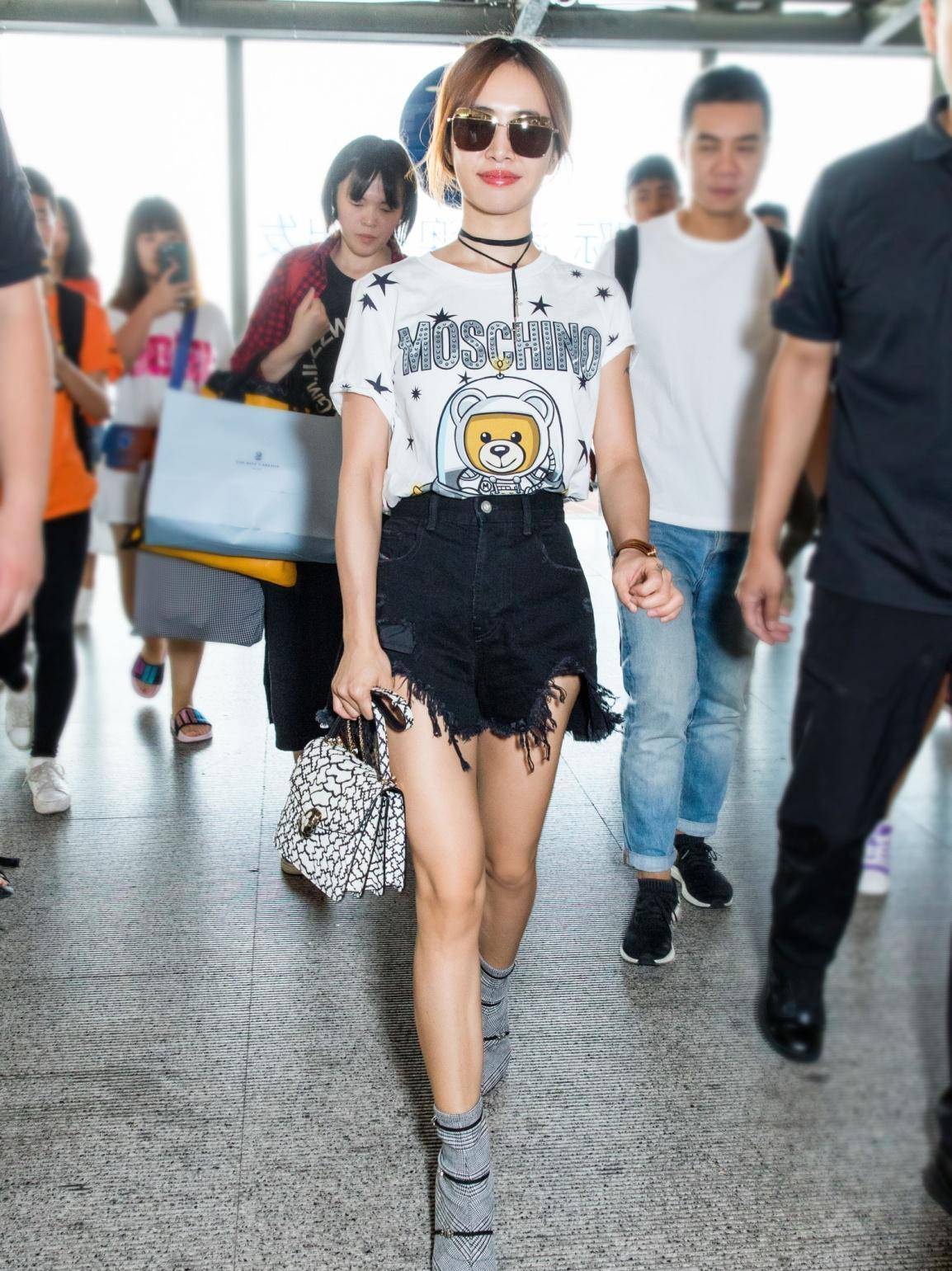 原创蔡依林晒生活照无袖背心配瑜伽裤展示健康美这身材不输90后